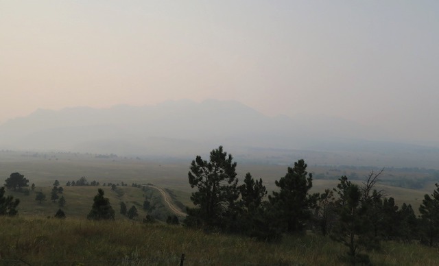 山火事の影響　コロラド　煙に霞むFlatirons