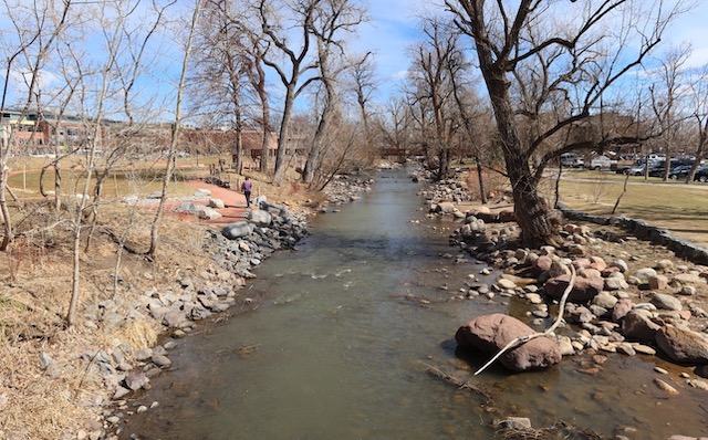 Boulder Main Library の Boulder Creek 沿いの公園