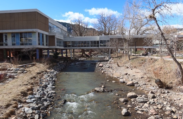 Boulder Main Library の Boulder Creek 沿いの公園