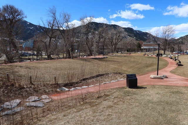 Boulder Main Library の Boulder Creek 沿いの公園