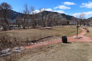 Boulder Main Library の Boulder Creek 沿いの公園
